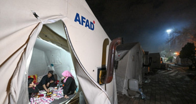 "Asrın felaketi"nin merkez üssünde depremzedeler ilk sahurlarını yaptı