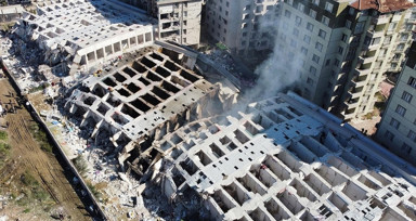 Depremde yüzlerce kişiye mezar olan Rönesans Rezidans’ta üst katlar neden arkaya devrildi?