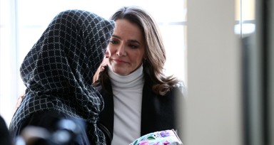 Macaristan Cumhurbaşkanı Novak, 5 yaşındaki depremzede çocuğu ziyaret etti