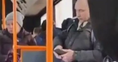 Sosyal medya bu görüntüleri konuşuyor! Otobüste gören şaştı kaldı! Vladimir Putin'in hık demiş burnundan düşmüş!
