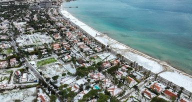 İzmir'in Çeşme ilçesinde Nisan ayında şaşırtan görüntü: Dolunun etkili olduğu yerde plajlar beyaza büründü