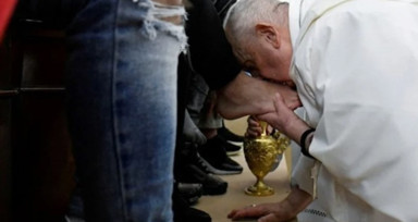 Papa Francis Paskalya öncesi o ritüeli gerçekleştirdi: Mahkumların ayaklarını yıkayıp öptü | VİDEO