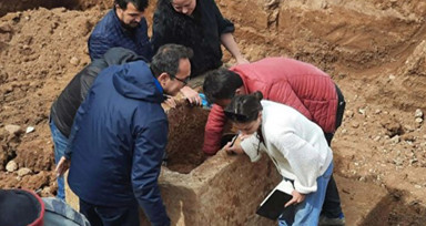 İnşaat kazısında kepçeye takıldı! Küplerden çıkanlar şoke etti