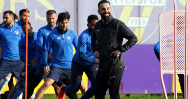 Eyüpspor Teknik Direktörü Arda Turan ilk antrenmanına çıktı