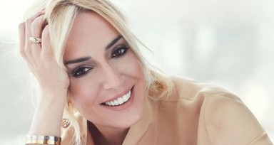 Saba Tümer cesur pozlarıyla nefes kesti! Yıllara meydan okuyan fiziğini dekolteleriyle gözler önüne serdi