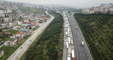 TEM'de kamyon, otomobile çarptı; uzun araç kuyrukları oluştu