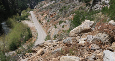 Adana'da 4 öğretmen yamaçtan kopan kayanın altında kalarak feci şekilde can vermişti! Bölgedeki kayalar iş makineleri ile temizleniyor
