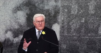 Polonya'nın başkentinde Yahudilerin Nazi Almanlarına karşı ilk ayaklanmalarının 80'inci anma törenine katılan Alman Cumhurbaşkanı Steinmeier, af diledi