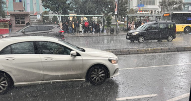 Son dakika! Megakent İstanbul'da dolu ve sağanak yağışı! Sarıyer'de yıldırım düştü! O anlar kamerada