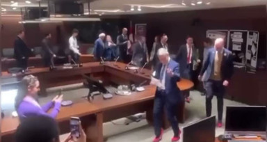 Kadına şiddete karşı ilginç protesto: Milletvekilleri pembe topuklu ayakkabılar giyerek...
