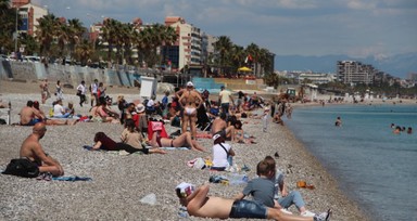 Antalya'da bahar sıcaklığı sahilleri doldurdu