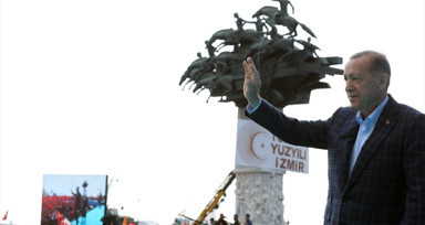 Son dakika... Cumhurbaşkanı Erdoğan İzmir'de Gündoğdu Meydanı'nda halka seslendi: Öyle bir masa ki, görünürdeki 7 ayağının hepsi de birbirine dolaşmış