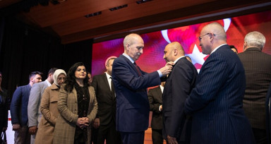 Zafer Partisi'nden istifa eden 300 kişi AK Parti'ye katıldı! Rozetlerini Numan Kurtulmuş taktı