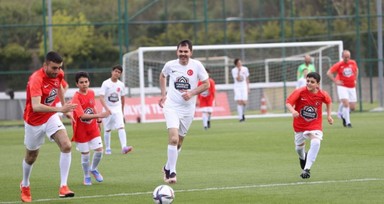 Bakan Kurum ve ünlü futbolcular depremzede çocuklarla maç yaptı