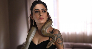 Ceyda Düvenci'nin sunuculuğunu yaptığı 'Bambaşka Sohbetler' programına konuk olan şarkıcı Melek Mosso'dan kan donduran itiraf: Bizi dövüyor aç bırakıyor...