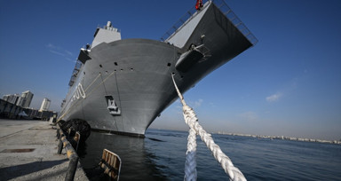 İstanbul'da kilometrelerce ziyaret kuyruğu oluşturan TCG Anadolu, İzmir Alsancak Limanı'na geldi