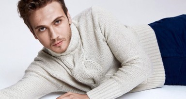7 yıllık ilişkisini bitiren Aras Bulut İynemli, kör kütük sarhoş oldu! Yere düşen oyuncuyu 5 kişi yerden zor kaldırdı