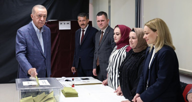 Son dakika haberleri... Cumhurbaşkanı Erdoğan oyunu Saffet Çebi Ortaokulu'nda  kullandı