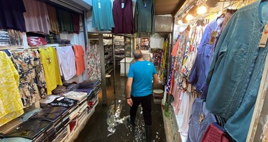 İzmir'de sağanak etkili oldu: Kemeraltı Çarşısı'nda iş yerleri su altında