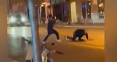 Pitonu kırbaç niyetine kullandı! Sokak ortasında dehşete düşüren kavga kamerada