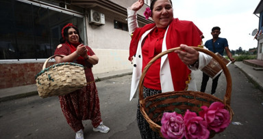 Düzce'de Romanlar oy kullanmaya davul zurnayla gitti