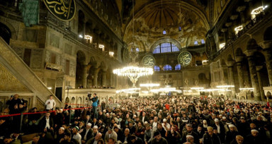 İstanbul'un fethinin 570. yıl dönümü Ayasofya Camisi'nde sabah namazında kutlandı