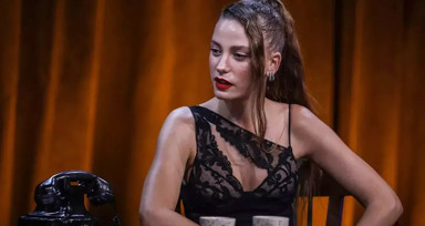 Serenay Sarıkaya, partide kendinden geçti, süper mini eteğiyle kalça dansı yaptı