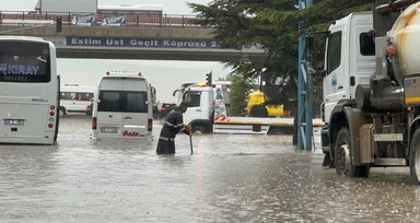 Eskişehir'de sağanak hayatı felç etti, bazı araçlar suda mahsur kaldı