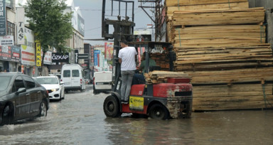 Kayseri'de sağanak: Sürücüler zor anlar yaşıyor