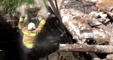 Foseptik çukura düşen eşeği kurtarmaya çalışan itfaiye eri düşerek yaralandı