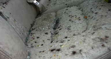 Sahibi tarafından çürümeye terk edilen dünyanın en kirli aracını böyle temizledi! Milyonlar o anları izledi