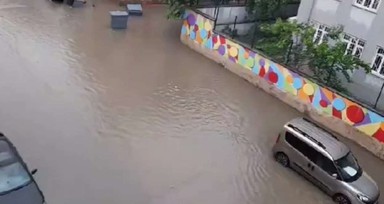 Sağanak yağmur Bursa'yı felç etti! Bursa sokaklarını sel vurdu