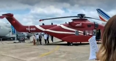 Macron Fransa'da Türk helikopteri T-925'i izledi! Paris'te gövde gösterisi