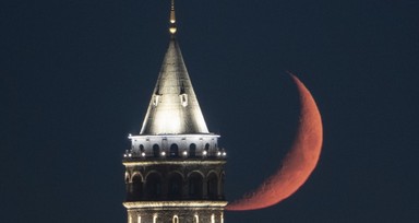 İstanbul'da kız kulesinin üzerinde oluşan hilal, görenleri büyüledi