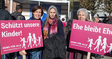 Avusturya'da LGBT karşıtı gösteri! Aileler sapkın örgüte karşı ayaklandı