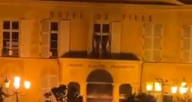 Fransa'da tansiyon gittikçe yükseliyor! Protestocuların Belediye binasını ateşe verdiği görüldü