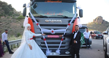 Ekmek teknesini gelin arabası yaptı! Görenler dönüp bir daha baktı