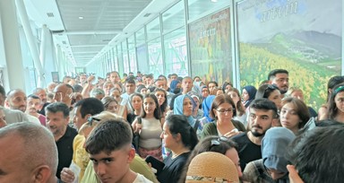 Sarp Sınır Kapısı ve Aktaş Sınır Kapısı’nda vergi zammı yoğunluğu! Binler telefon alabilmek için kuyruğa girdi