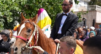 Van'daki aşiret düğününde gelin ve damat at üstünde geldi: Paraları saymak uzun sürdü