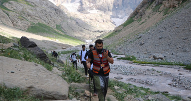 Hakkari'de 20 bin yıllık buzulların içine düşen 2 kişiyi arama-kurtarma çalışmaları 2. gününde devam ediyor
