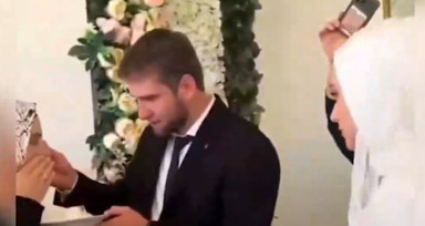 Düğün pastasını geline değil annesine verdi