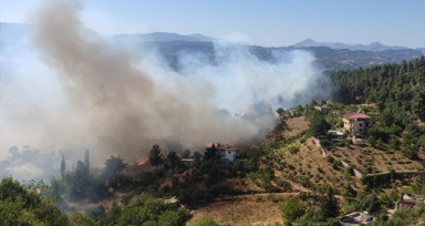 Kahramanmaraş’ta ormanlık arazide çıkan yangın evlere sıçradı!