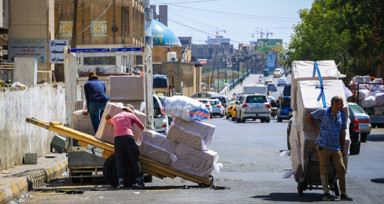 Irak'ta yevmiyeli işçiler eve ekmek götürmek için 50 derece sıcaklığa katlanıyor