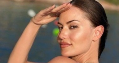 Ailesiyle tatile çıkan Fahriye Evcen tekne pozlarına doymadı! Kot büstiyeriyle verdiği poz sosyal medyayı salladı