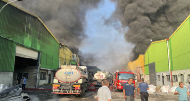 2 fabrika alevler içinde yanıyor! Adana'da korku dolu anlar