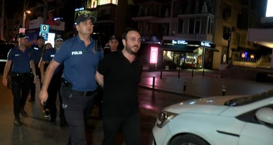 Sarhoşların Bağdat Caddesi'ndeki polise şovu ters kelepçe ile bitti