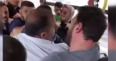 Metrobüste ortalık karıştı! Tıklım tıklım metrobüste birbirlerine uçan tekme attılar
