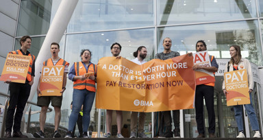 İngiltere'de doktorlar greve gitti