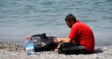 Yürek parçalayan kare! Hatay'da boğulan ağabeyinin cesedinin başından bir an olsun ayrılmadı