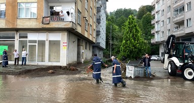 Rize'de şiddetli yağış sebebiyle 8 ev tedbir amacıyla tahliye edildi